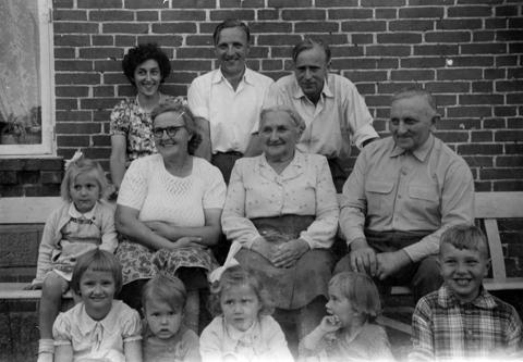 1957 familie fotograferet ved alderdomshjemmet